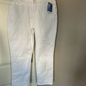 Women’s Lee Easy Fit Capri’s. White Size 6.  New With Tags.